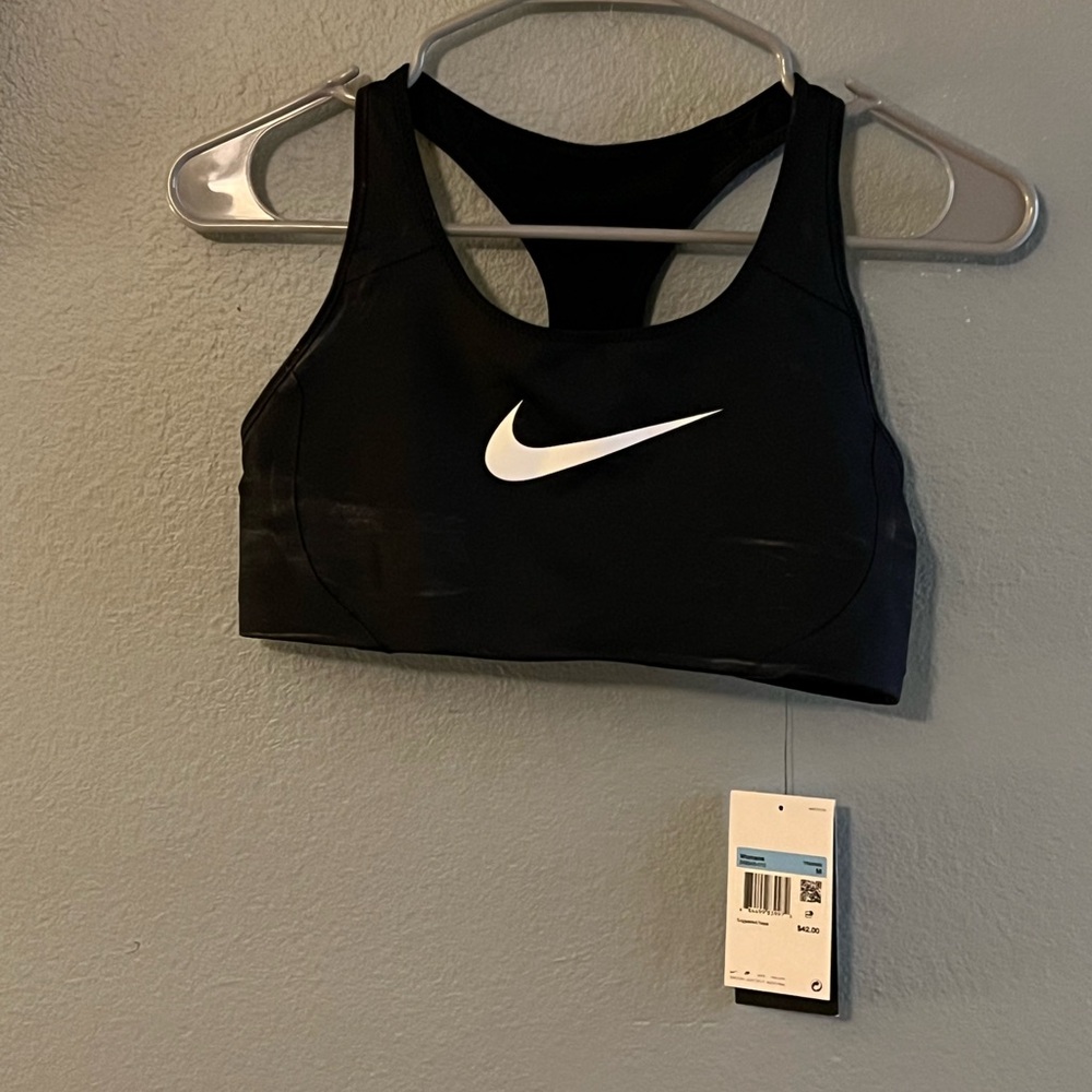 NWT Nike Black and White Fitted Crop Top